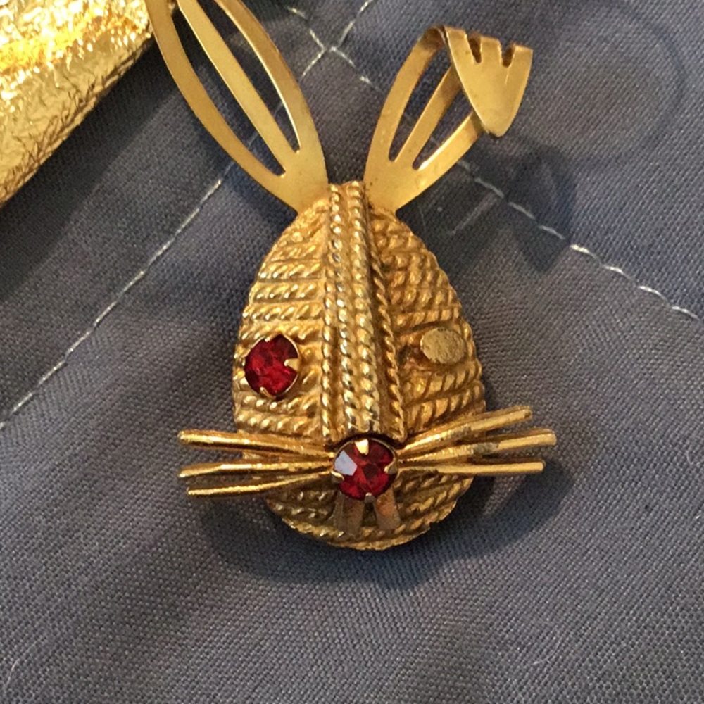 Vintage Sarah Coventry Rhinestone Winking Bunny Pi